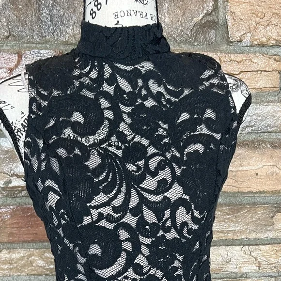 Monteau Lace style Dress with Lining - Picture 4 of 16